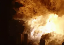 引擎点火刹那，“星舰”爆炸火球飞腾破长空