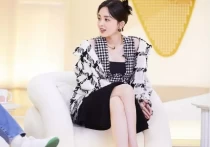 古力娜扎走清纯道路最美，牛仔短裙搭配白色毛料西服格外帅气！