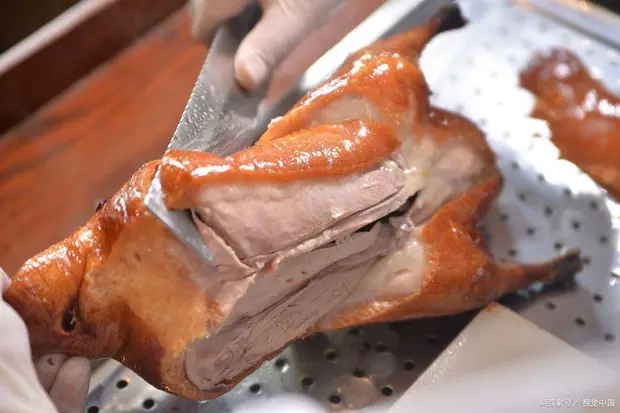 蜜汁烤鸭腿的做法，比街摊上的要好吃，这肉太紧实了，好吃又解馋