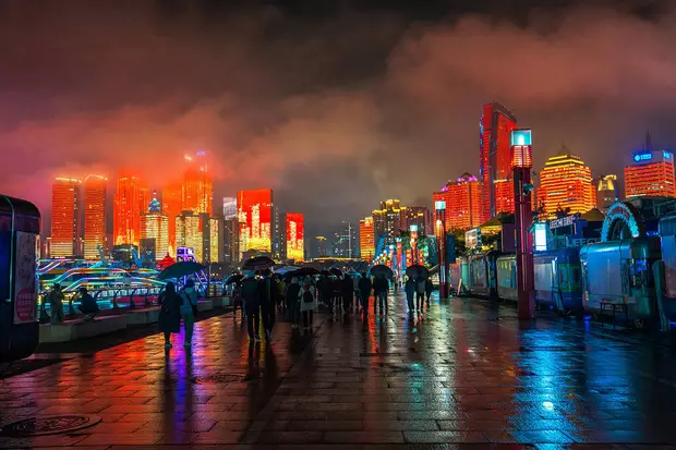 雨夜的青岛奥帆中心秒变 “海上仙境”，美得太震撼！