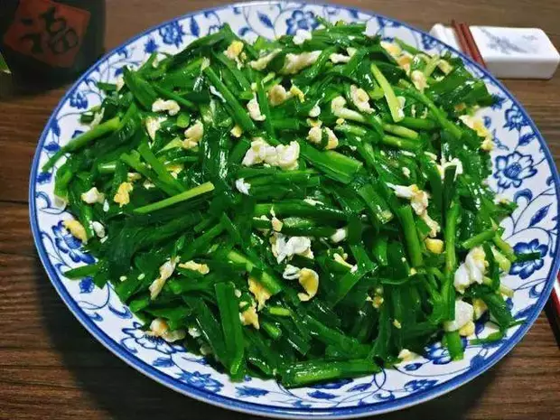 韭菜炒鸡蛋容易出水，还塞牙，学会这一招，保证好吃！