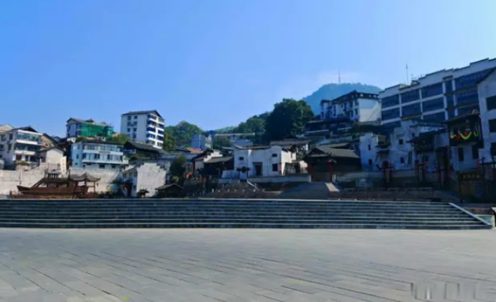 湖南隐匿小城似停驻60年代，摩托车成出行首选