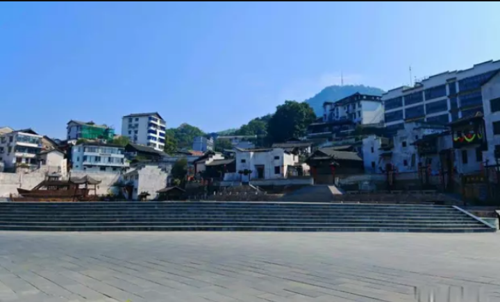 湖南隐匿小城似停驻60年代，摩托车成出行首选